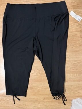 Livi Active Capri Leggings NWT Plus Size 26/28